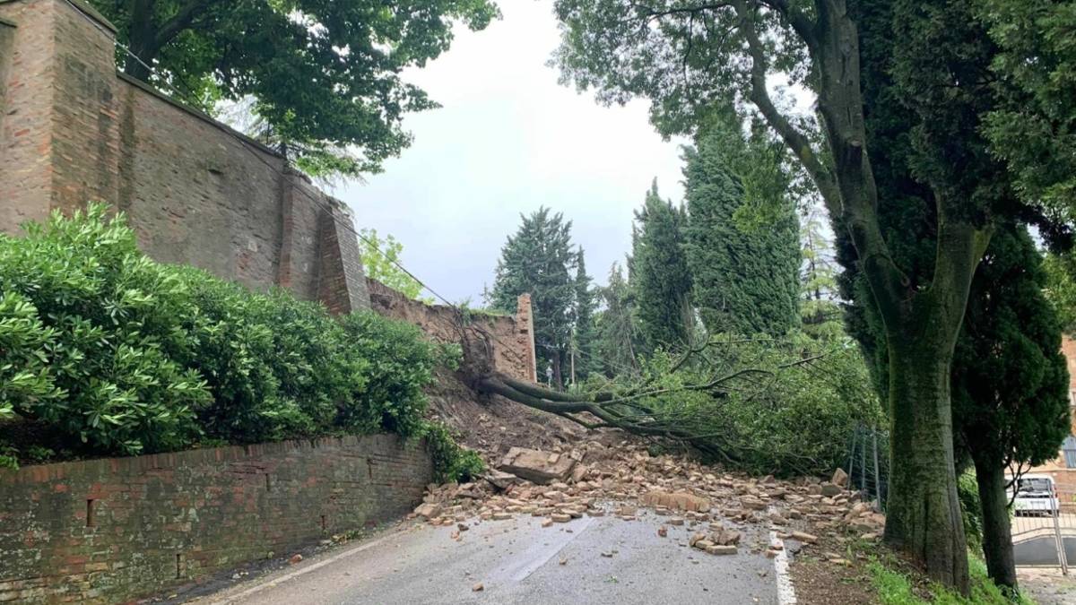 Ferito un simbolo di Cesena: crollo nelle mura della Basilica del Monte