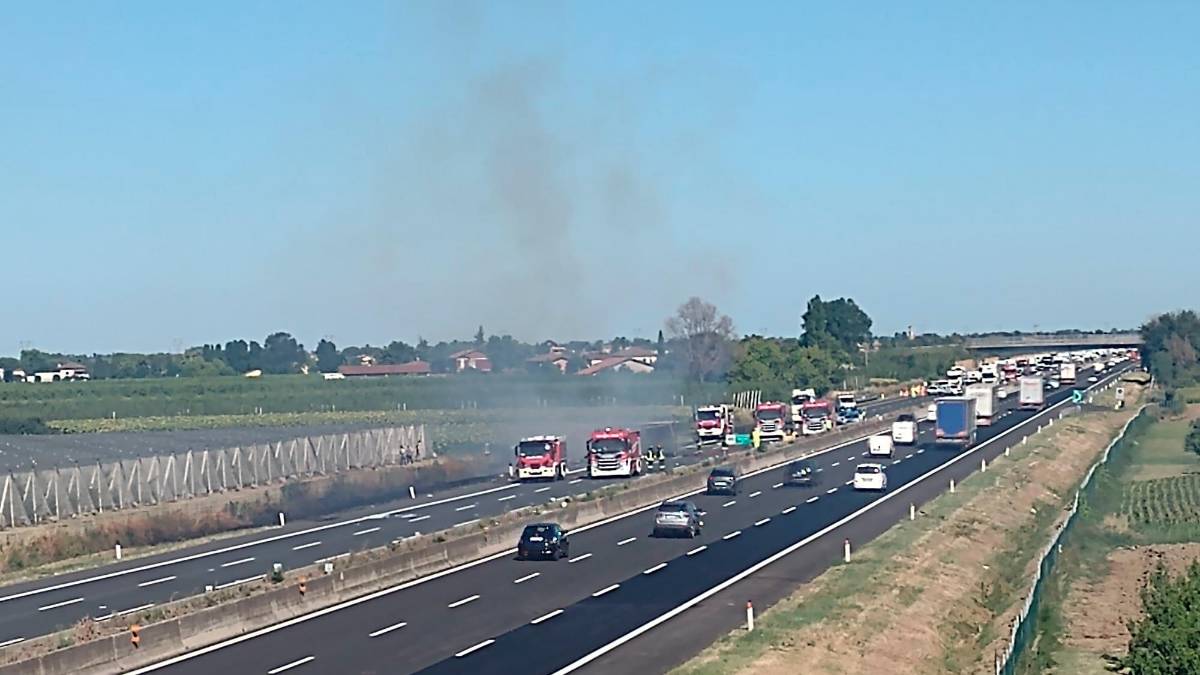 Incidente e camion a fuoco: autostrada A14 in tilt tra il casello Rubicone e quello di Cesena