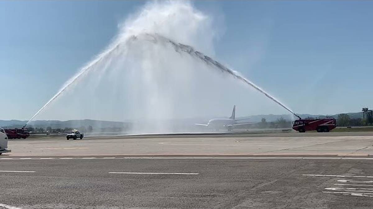 Forlì, festa d'acqua per l'aereo