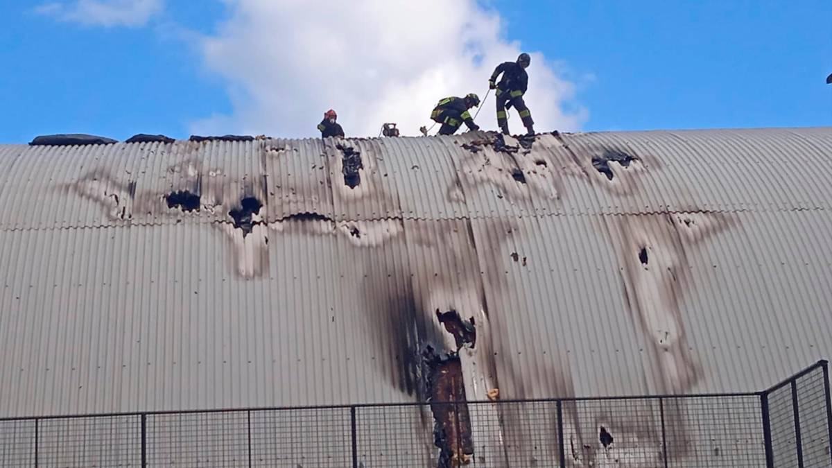 Rimini, incendio alla tettoia del pattinodromo - VIDEO GALLERY