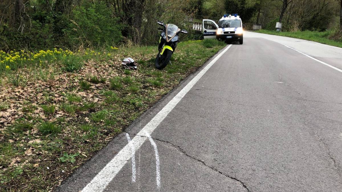 Ex sindaco di Roncofreddo centrato da una moto in sbandata