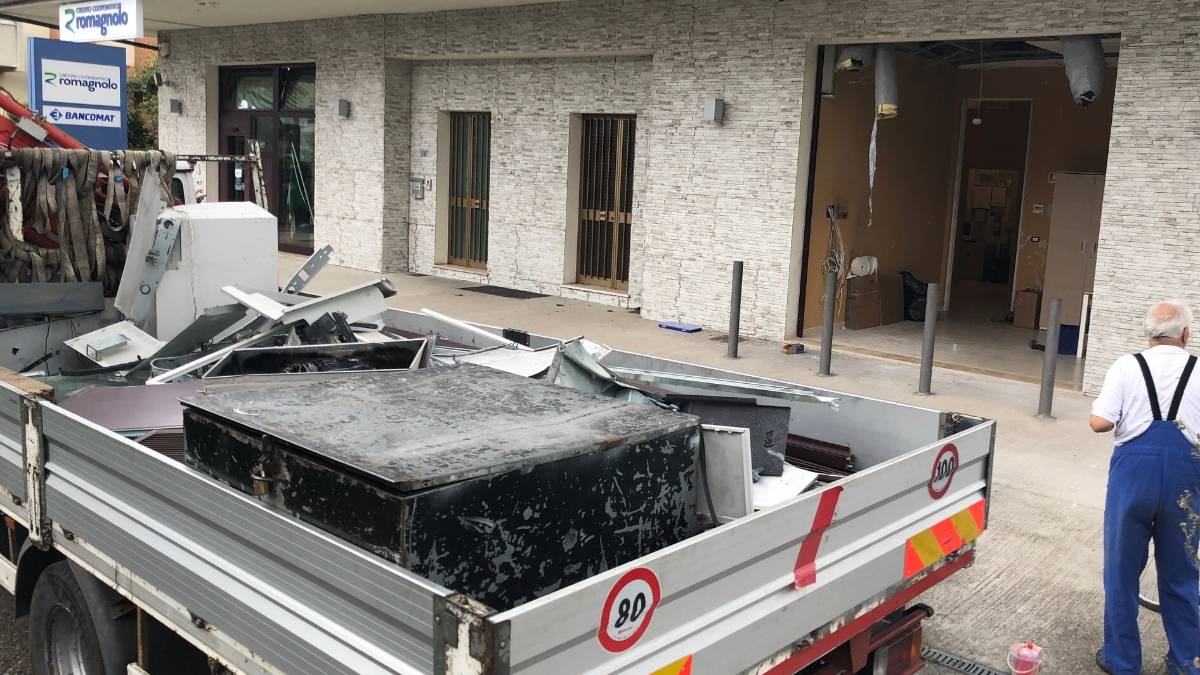San Mauro Pascoli, fanno saltare un bancomat e fuggono col bottino