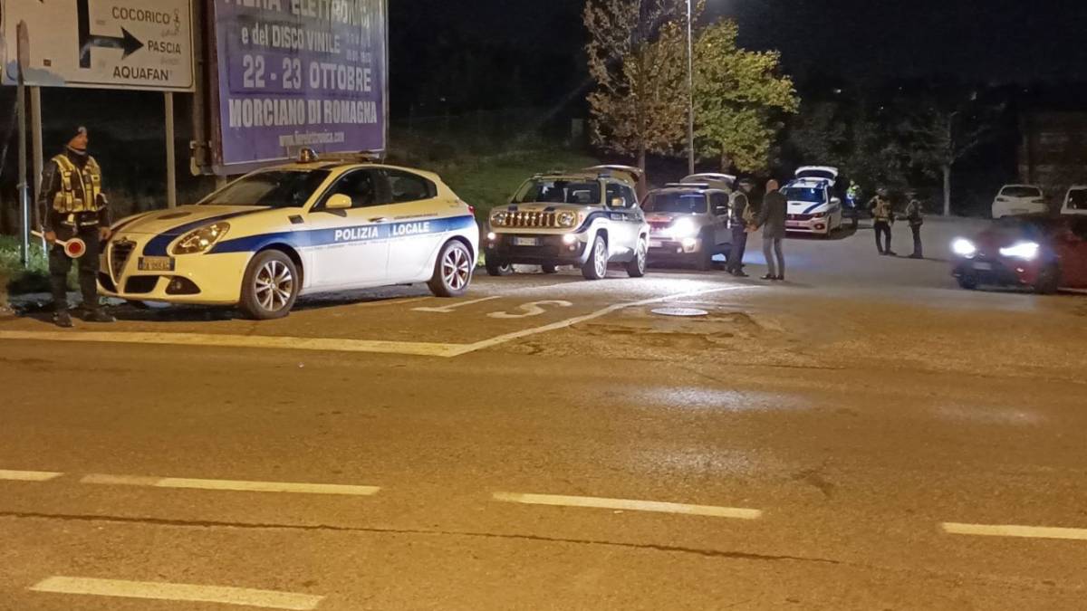 Riccione, prende a calci e pugni le auto che non si fermano per un passaggio in viale Ceccarini