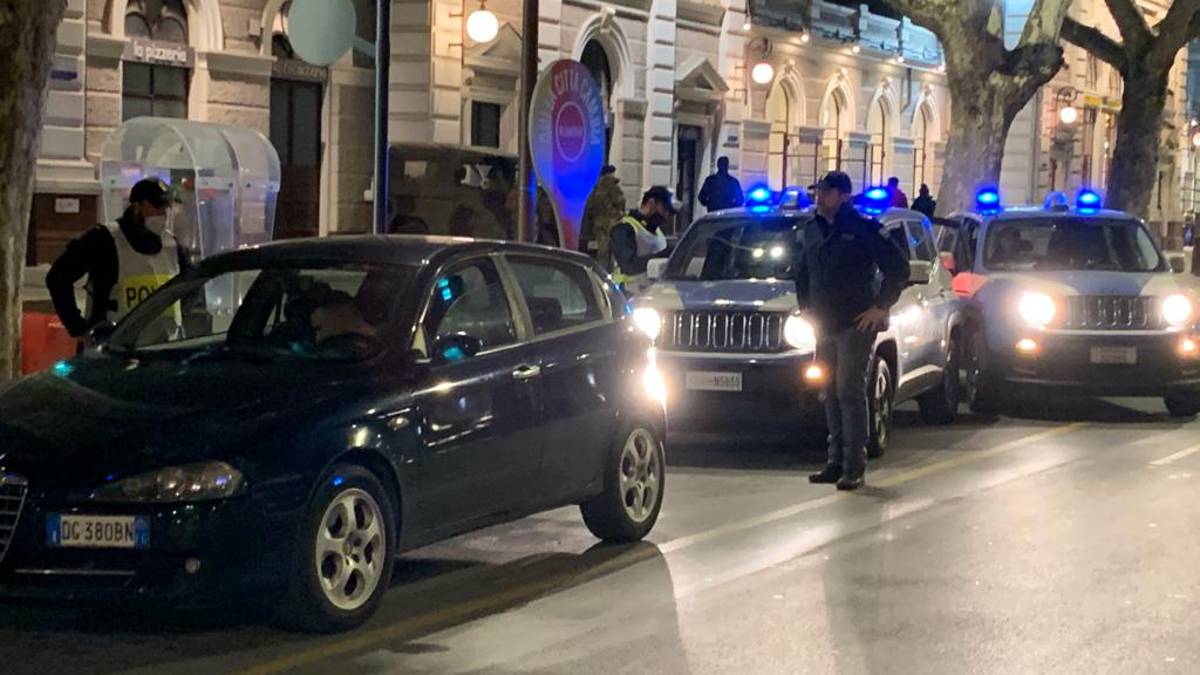 Rimini, sorpresi con 11 dosi di eroina: due arresti in zona stazione