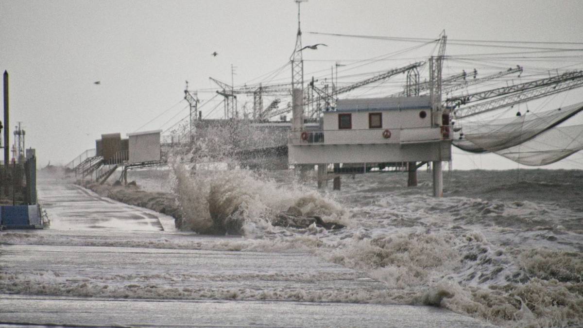Maltempo, allagamenti a Casal Borsetti e Marina di Ravenna. Sospeso il traghetto