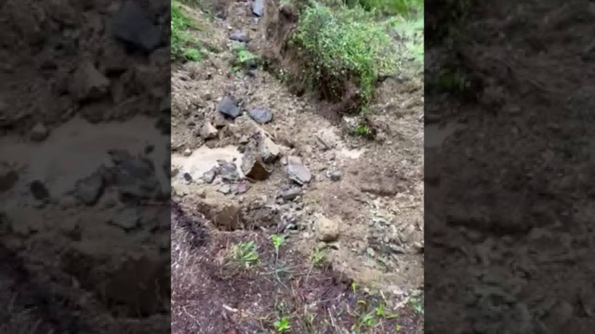Maltempo. San Cassiano di Brisighella. Si è staccato mezzo monte, guarda dov'è finita la strada!