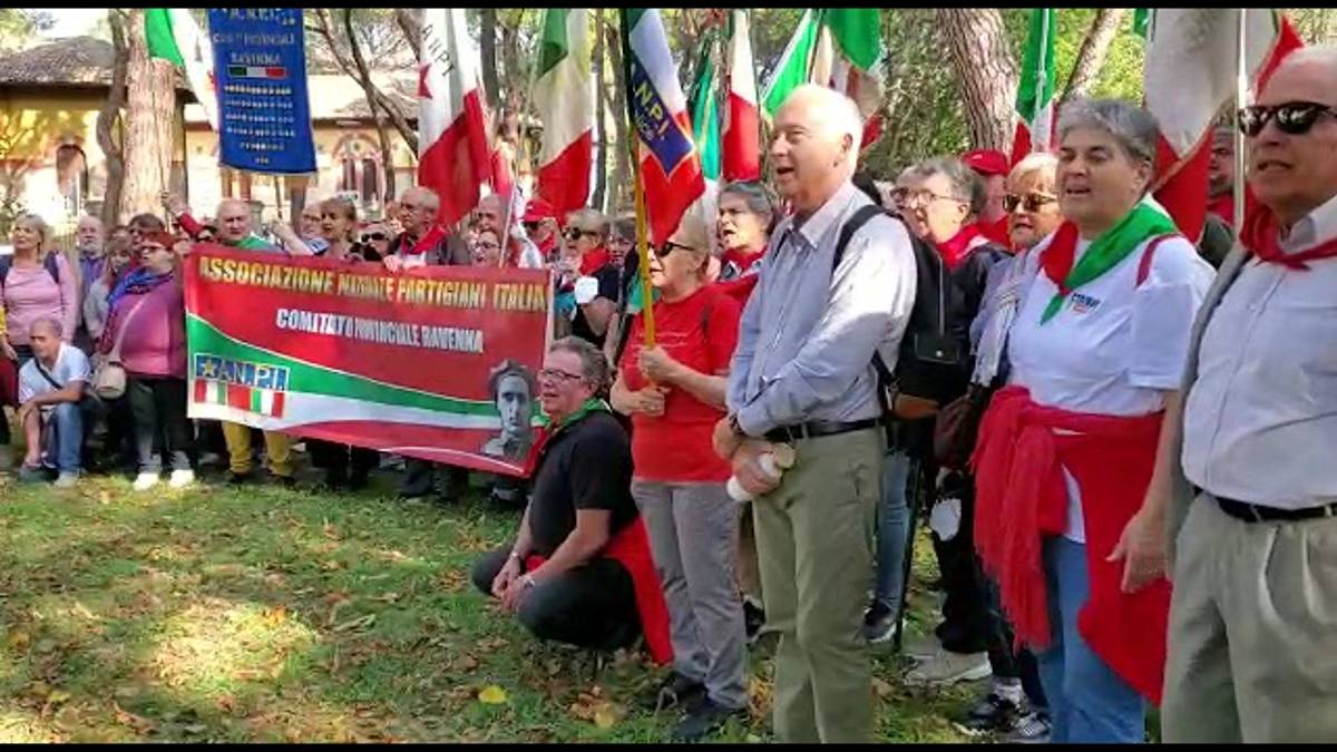 Predappio, in 1.400 al corteo dell'Anpi nei luoghi simbolo dei partigiani VIDEO