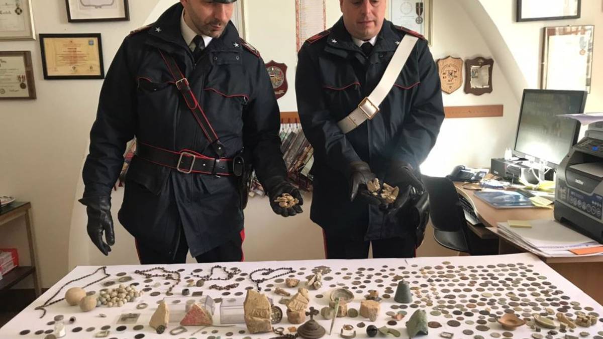 Rimini. In casa di un tipografo un tesoro di reperti antichi: denunciato