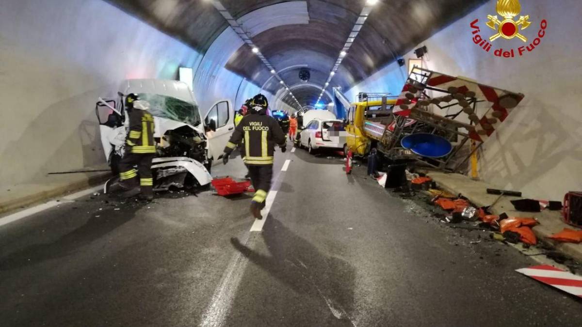 Tamponati i mezzi dell'appalto Anas: tre feriti e galleria chiusa in E45 a Verghereto