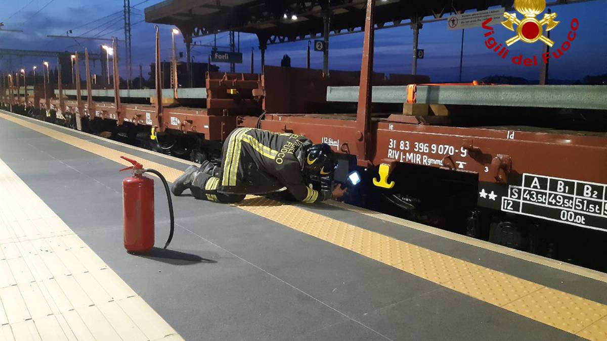 Forlì, un treno merci prende fuoco alla stazione