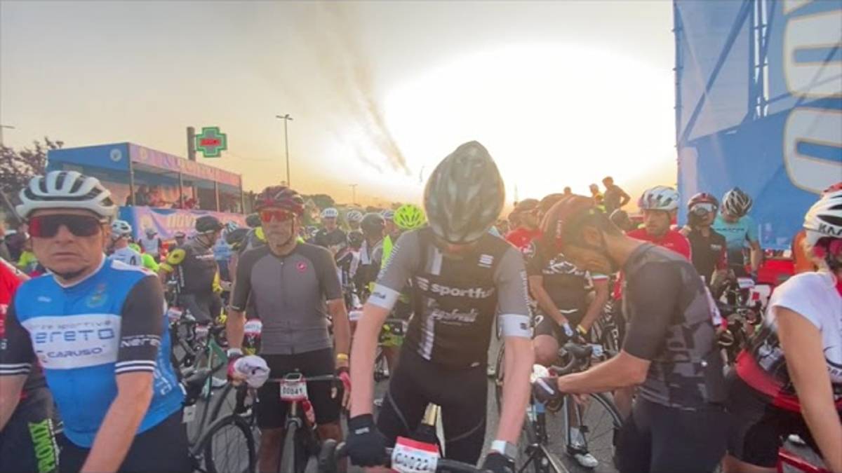 Ciclismo, Nove Colli 2022, lo spettacolo della partenza VIDEO
