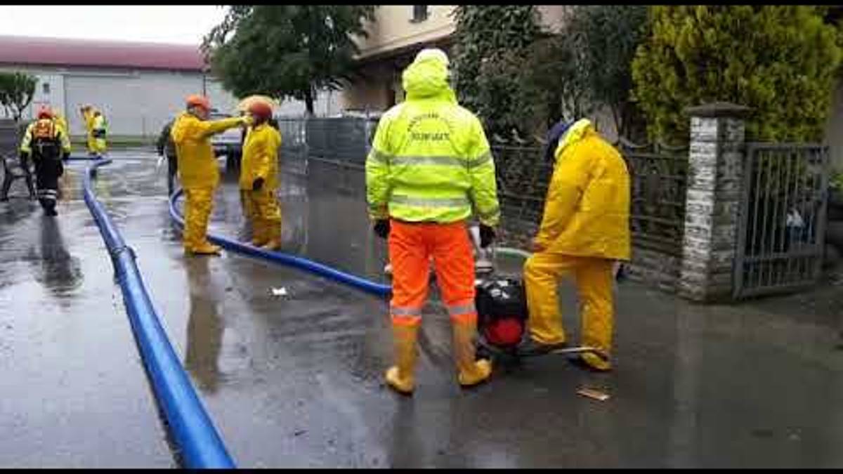A Villafranca di Forlì si lavora per liberare il paese dall'acqua - VIDEO