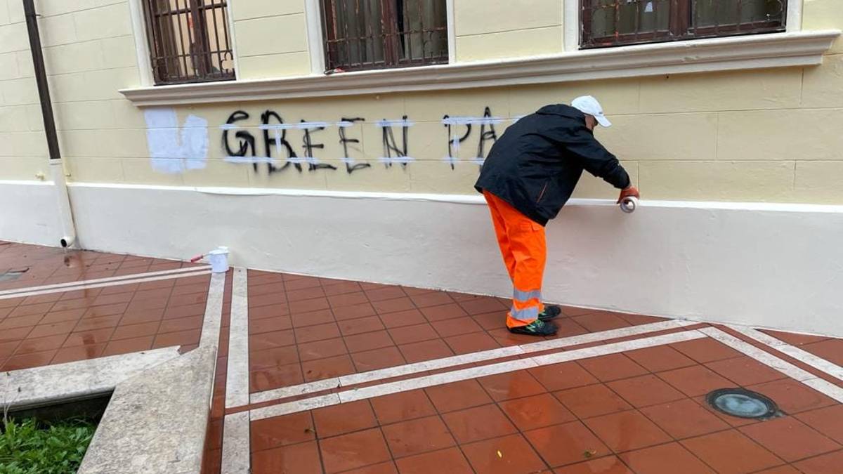 Scritta No green pass: imbrattato il Comune di Cattolica