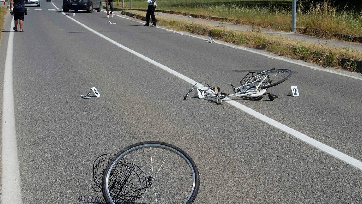 Incidente a Russi, bici spezzata in due da un'auto. Gravissimo 17enne