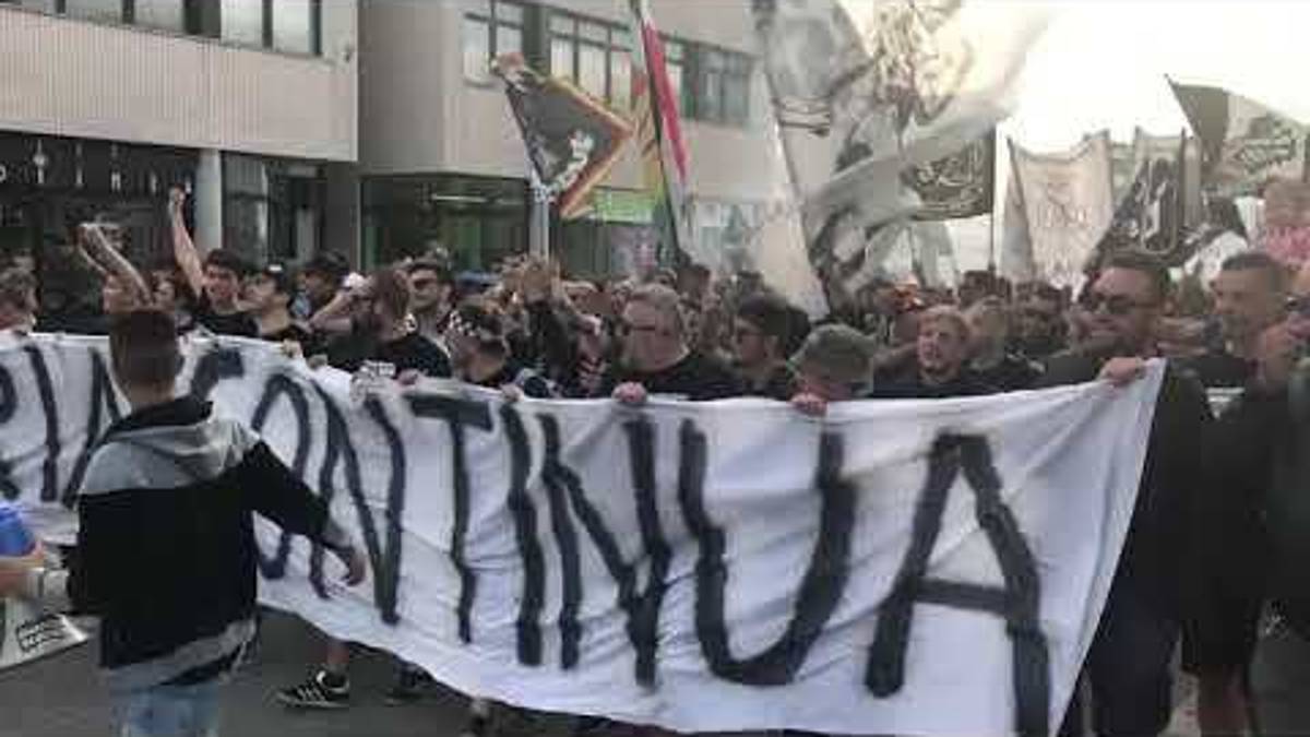 Calcio serie C, il corteo dei tifosi del Cesena - VIDEO
