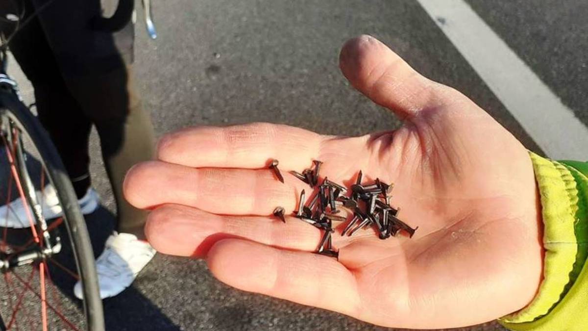 Cesena, chiodi nella via San Cristoforo: il controllo di vicinato risolve il problema