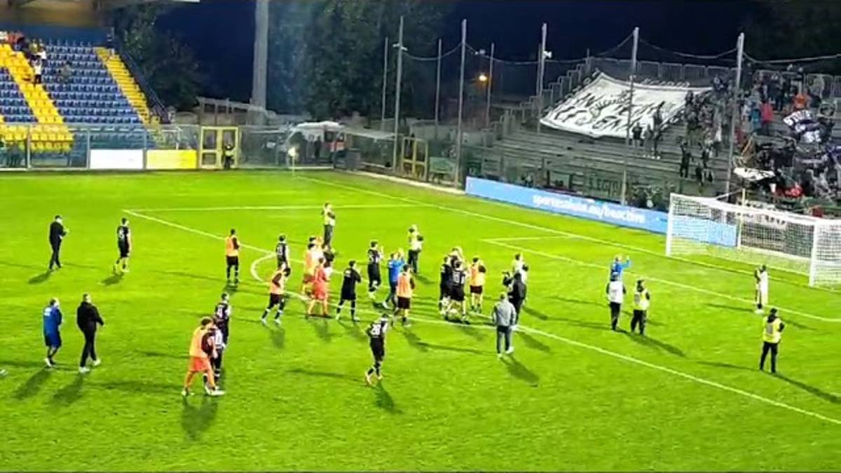 Calcio C, tifoso del Cesena perde un dito di una mano staccando uno striscione VIDEO