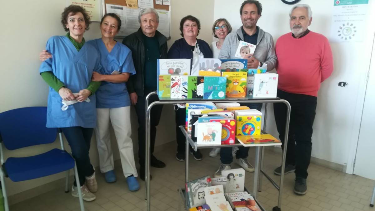 Cesenatico, albergatori e bagnini donano libri alla Pediatria di Comunità