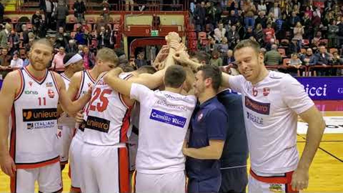Basket A2, primo canestro del 17enne Munari e i giocatori dell'Unieuro lo portano in trionfo VIDEO
