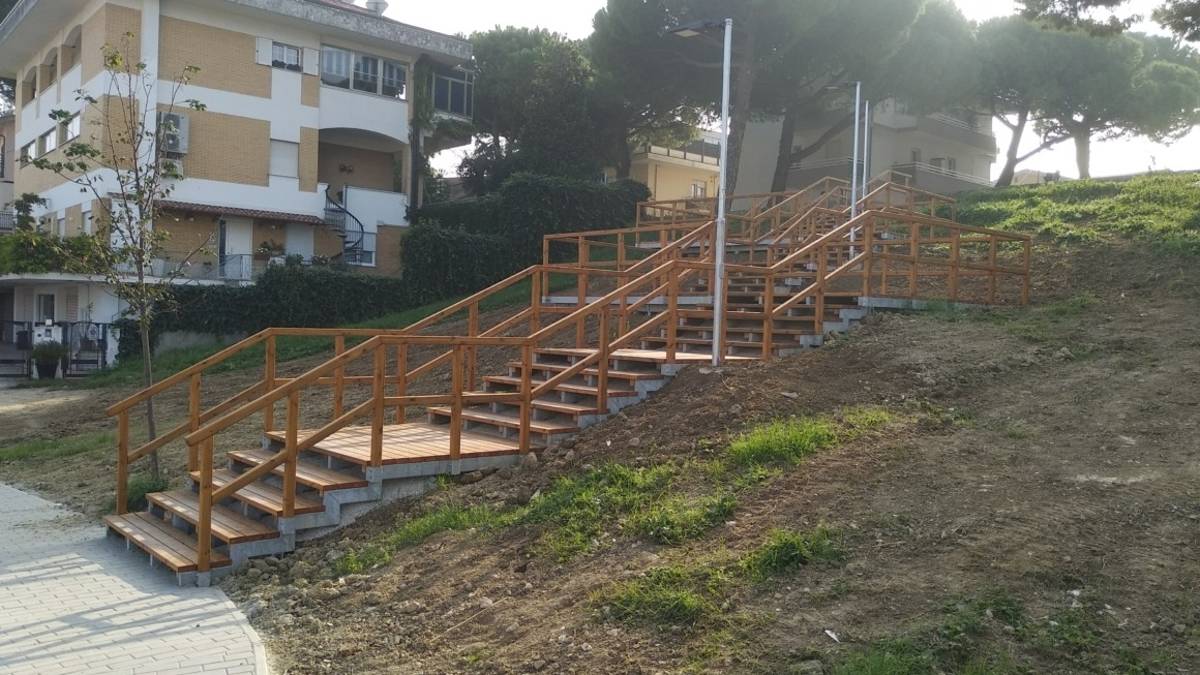 Riccione, è fruibile la scala presso la scuola Brandi