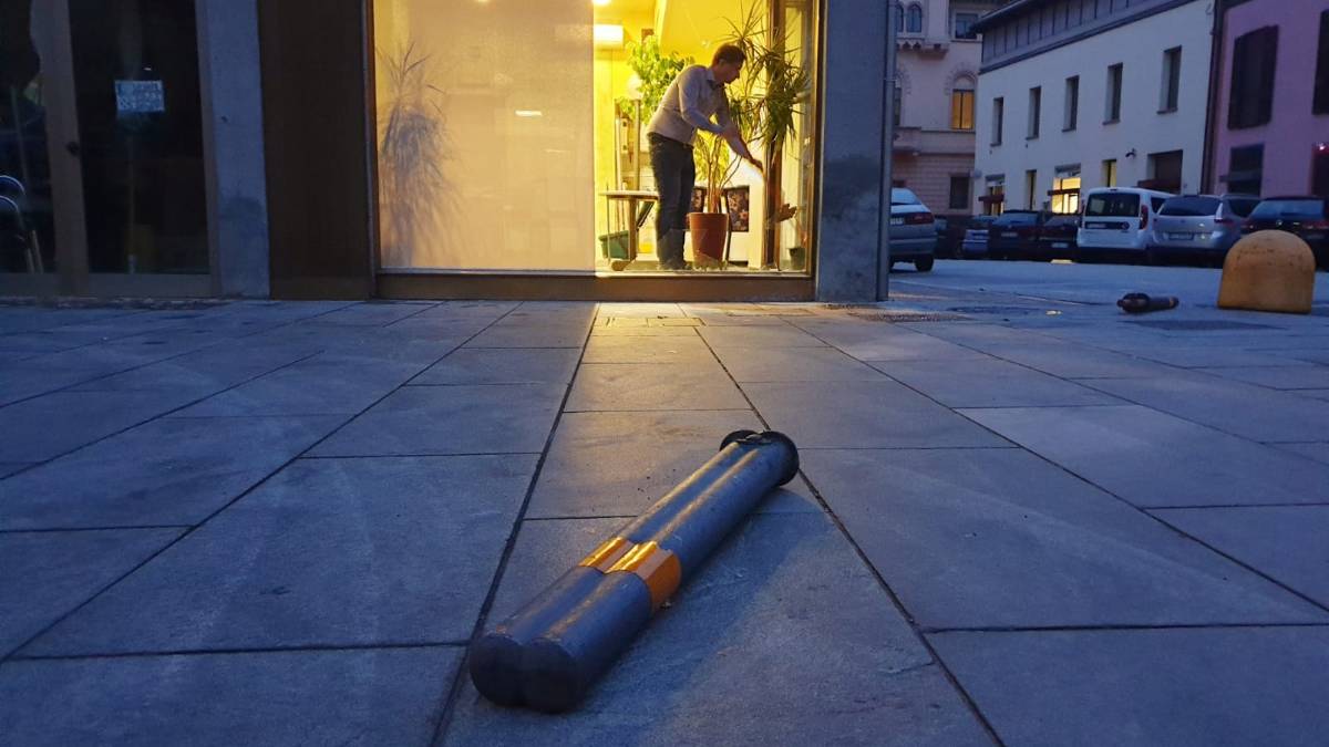 Lugo, vetrina frantumata e bar derubato