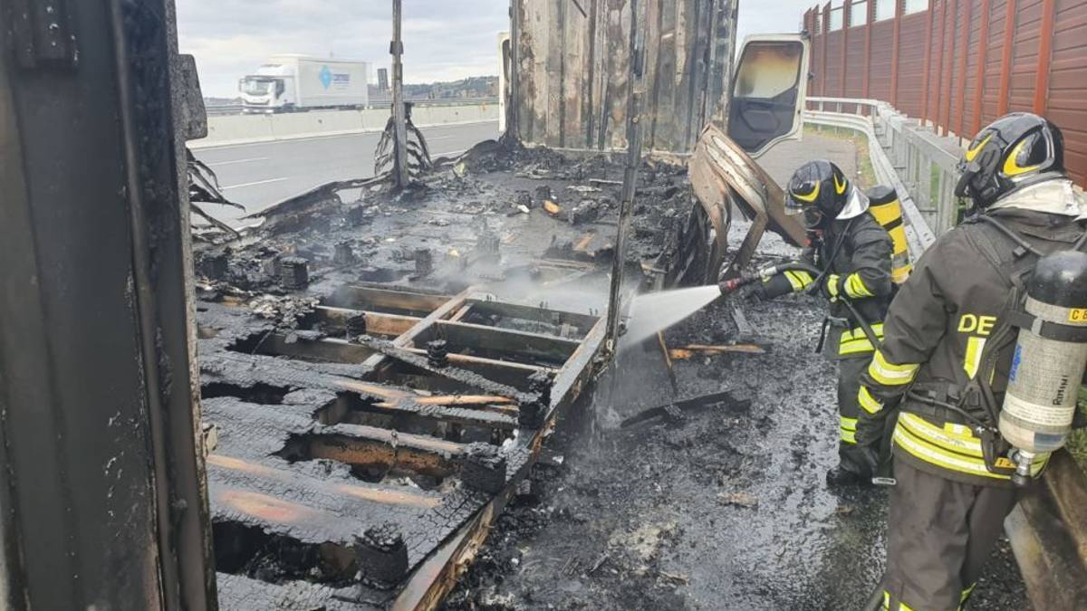 Rimini. Incendio in autostrada: distrutto un camion. IL VIDEO