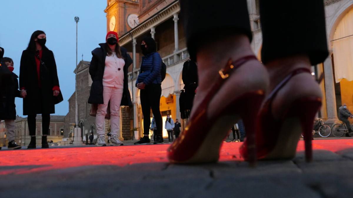 Faenza, piazza tinta di rosso fino all'8 marzo per Ilenia / VIDEO
