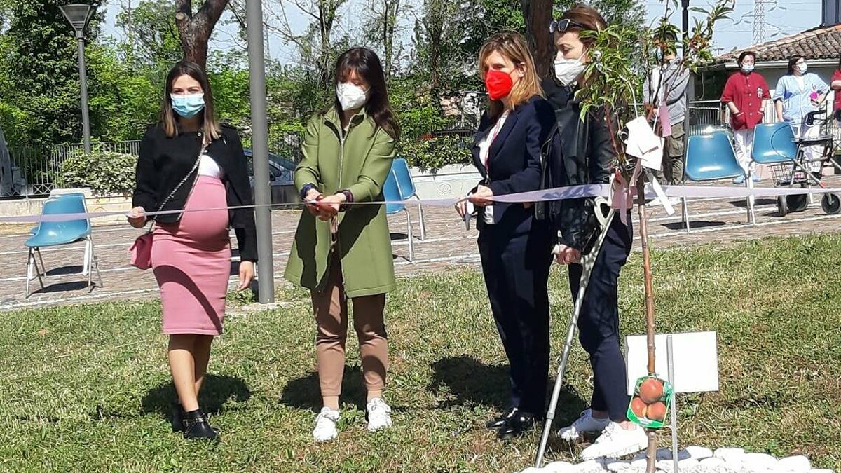 Riccione. Casa Pullè, un pesco in ricordo dell'operatrice Sabrina