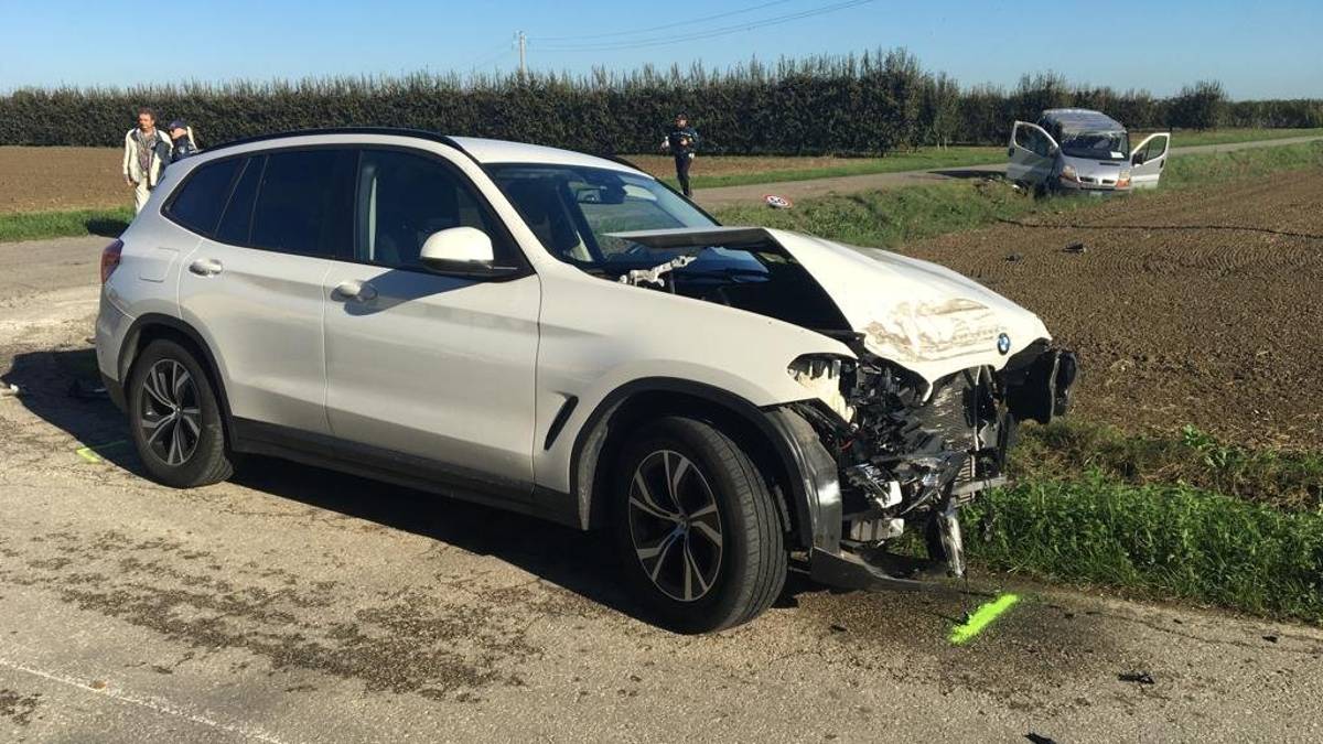 Incidente tra un suv e uno scuolabus a Lugo, tre bambini all'ospedale