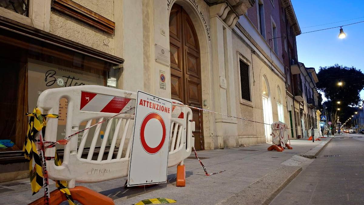 L’area transennata da diversi giorni a causa della caduta di calcinacci (Blaco)