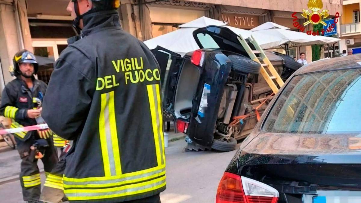 Forlì, auto ribaltata in via Zanchini, estratto il conducente