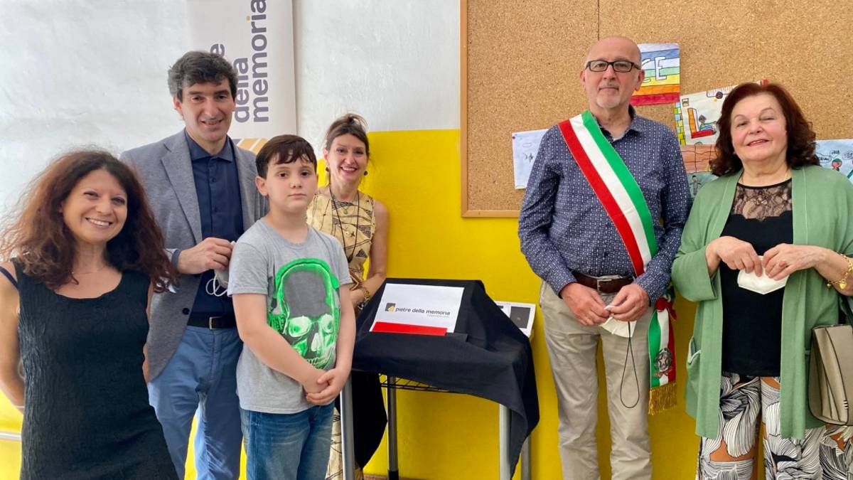 Cesena, una pietra della memoria in braille per la compagna di classe ipovedente