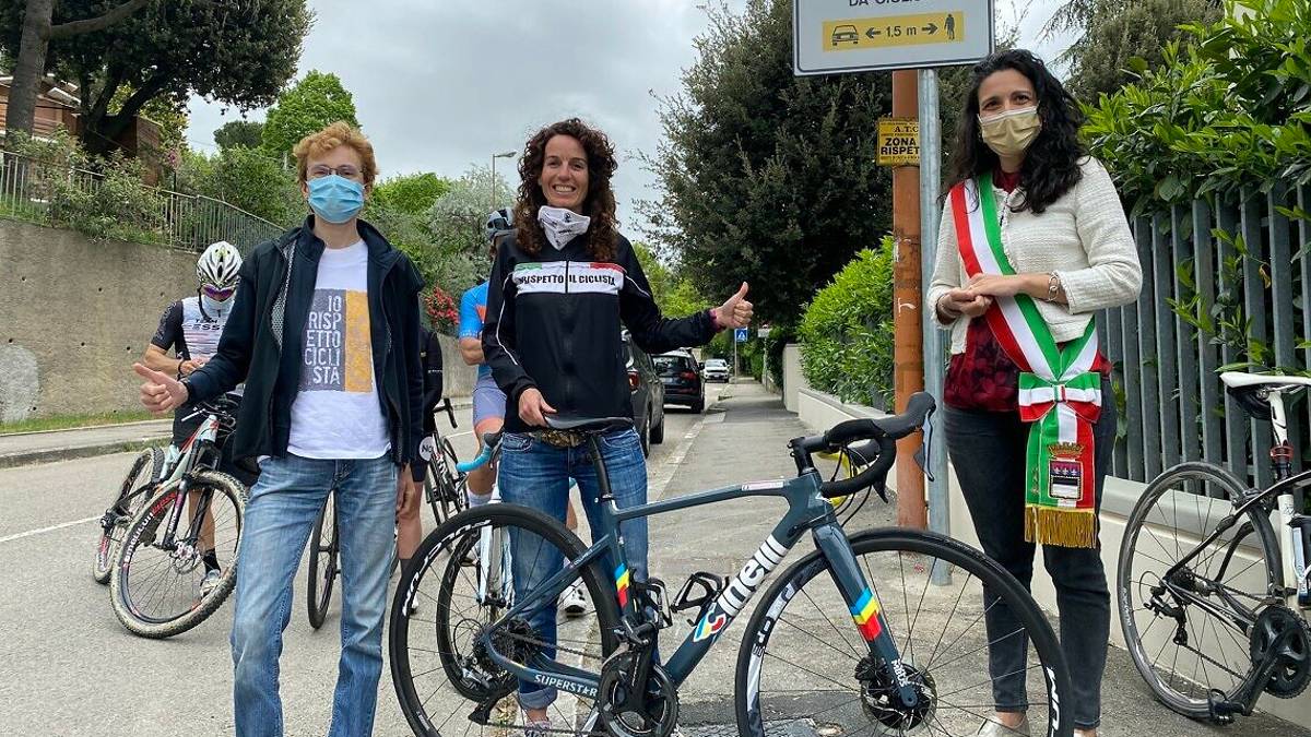 Cesena, donna da Guinness, campione e 20 cartelli salva-ciclisti