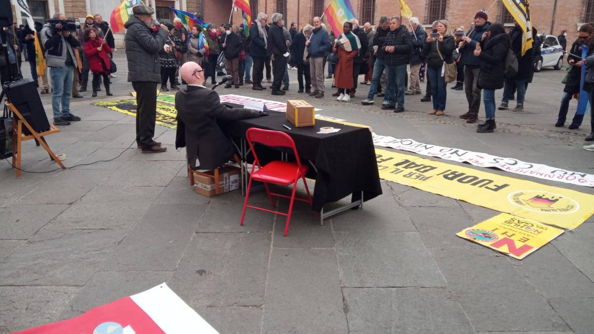 Ravenna, ambientalisti in Piazza del Popolo: Clima fuori dal fossile