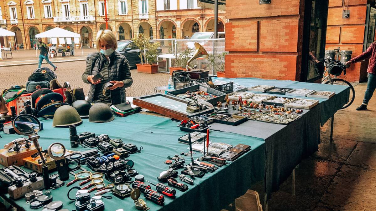 Forlì, sabato il mercatino dell'antiquariato in Piazza Saffi