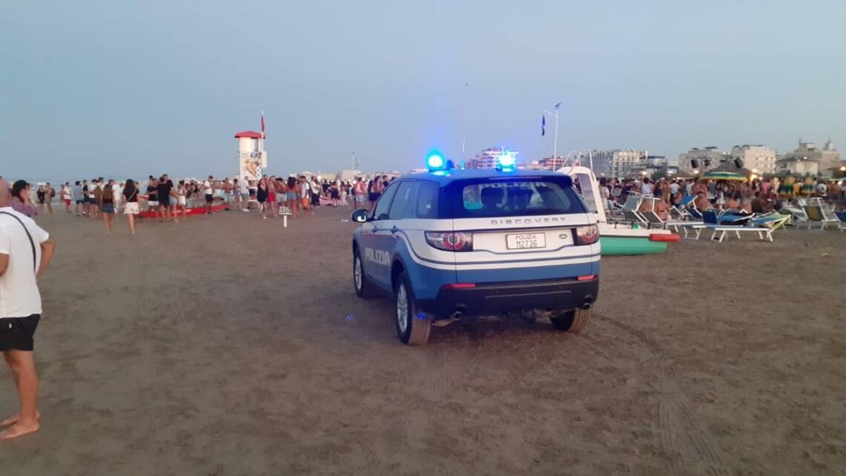 Assembramenti al chiringuito a Rimini: la polizia spegne la musica