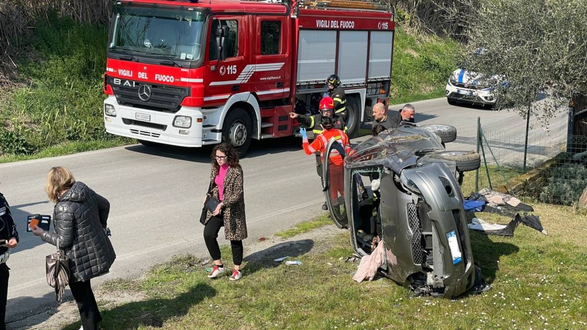 Santarcangelo, incidente: va a prendere la nipote a scuola e si ribalta su un fianco con l'auto VIDEO