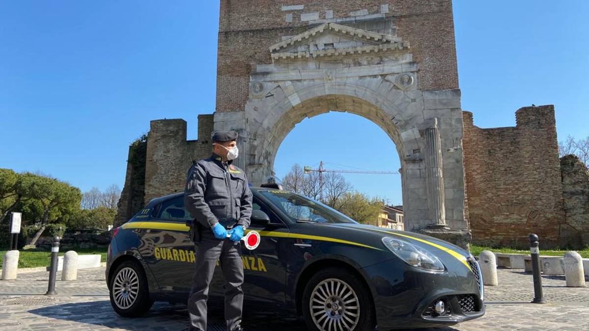 Vince 2 milioni ma prende il reddito di cittadinanza: denunciato