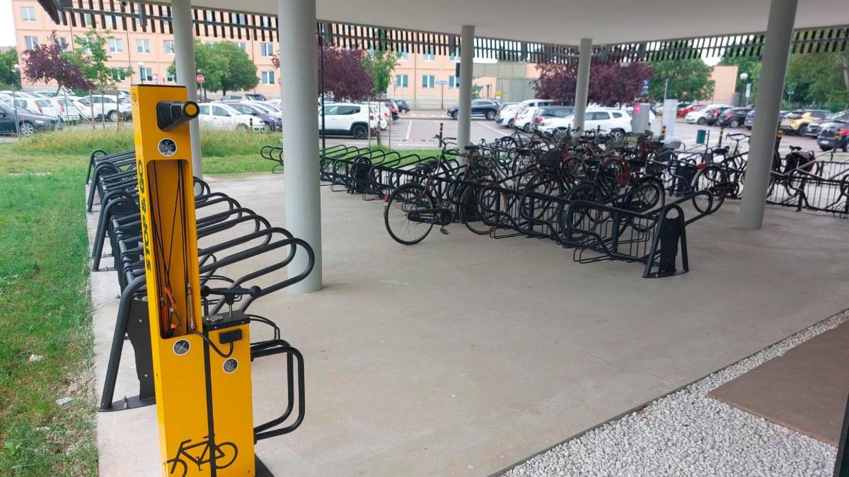 Le rastrelliere con colonnina di servizio montata in viale Berlinguer 30