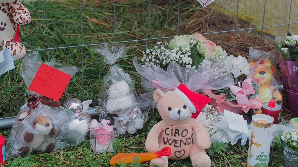 I peluche lasciati in via Dradi (foto Massimo Fiorentini)