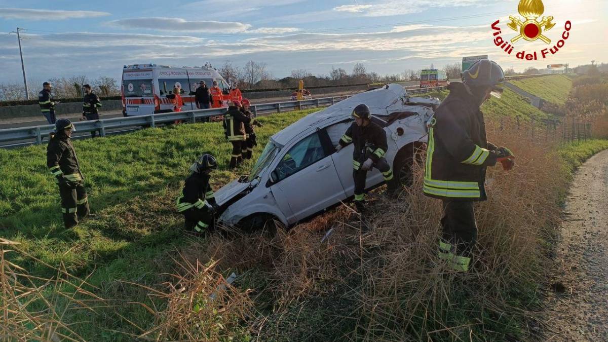 Incidente in A14 a San Mauro Pascoli: miracolosamente illesi due occupanti di una vettura finita fuori strada