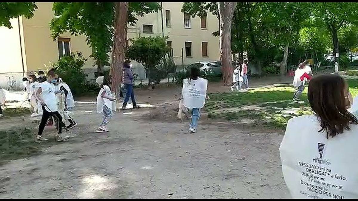 Forlì, ecco “Rifiuthlon”: la gara di raccolta rifiuti alla scuola Matteotti