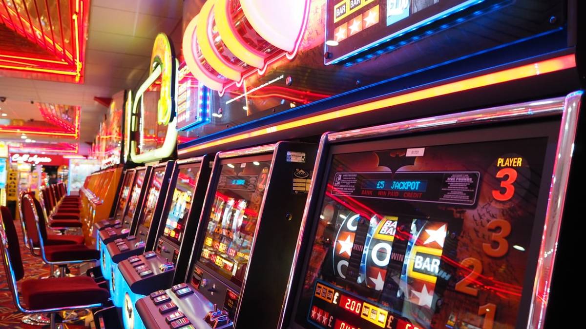 Forlì, gioca alla slot machine, vede un avventore che ride e lo picchia: scatta la denuncia