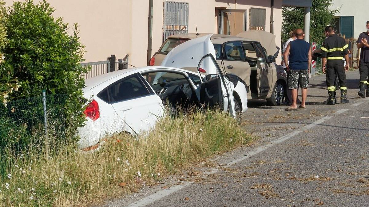 Alfonsine, esce di strada e rimane incastrato nell'auto: traffico nel caos per ore