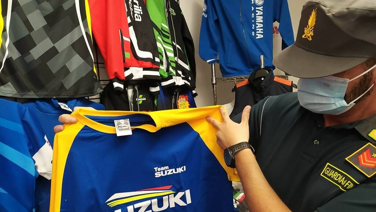 MotoGp, maglie e cappellini contraffatti: nei guai commerciante di Riccione