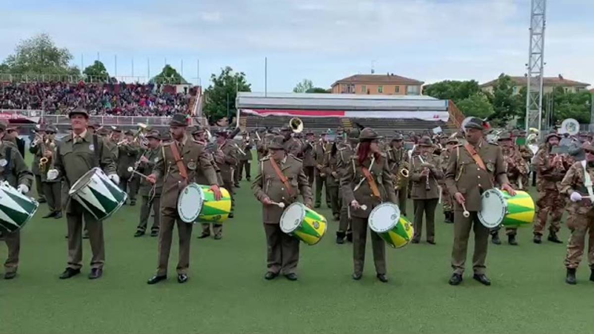 Adunata degli alpini di Rimini: Mogol dirige le trentatré fanfare VIDEO