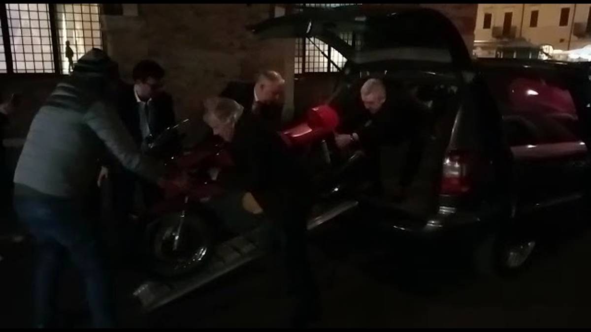 Motociclismo, il grande Giacomo Agostini arriva a Rimini e scarica la sua moto Mv Agusta per i Caschi d'Oro VIDEO