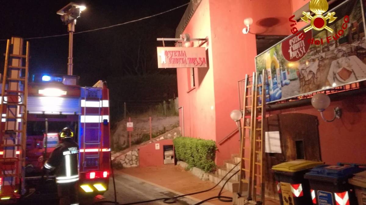 Rimini, incendio al ristorante
