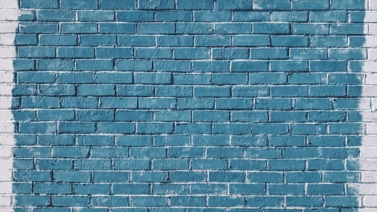 Volontari contro il degrado urbano a Cesena, si parte pulendo i muri imbrattati