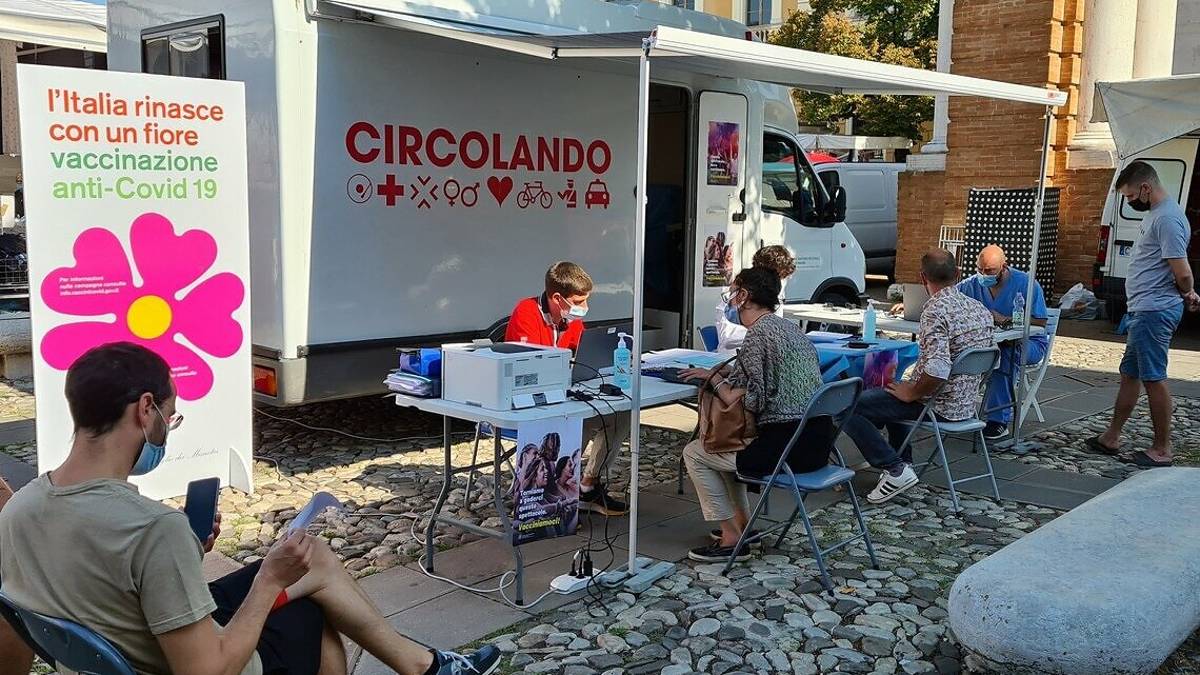 Santarcangelo, 27 vaccinazioni al camper dell'Ausl
